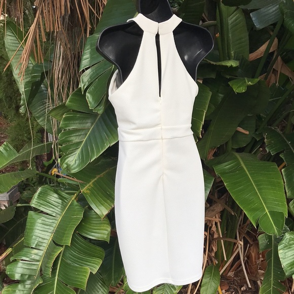 Cut out halter dress with chain detail - Picture 4 of 10